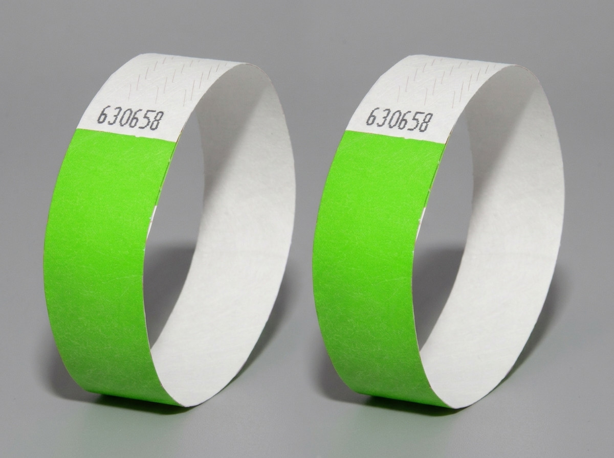 Jämförelse sida vid sida av ett Tyvek-armband och ett PVC-vinylarmband med högupplöst tryck av samma festivallogotyp
